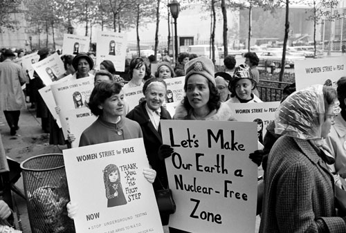 Coretta Scott King (R) with Women Strike for Peace founder Dagmar Wilson, 1963 | Zinn Education Project