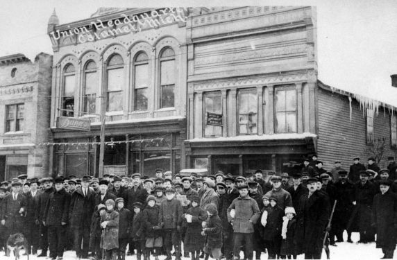 Dec. 24, 1913: Calumet Italian Hall Disaster (This Day in History) - Striking miners and their families gather outside of union headquarters in Calumet, Michigan | Zinn Education Project: Teaching People's History