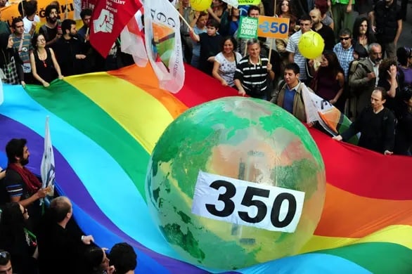 An “Earth ball” at a rally in Istanbul, Turkey, with the figure 350 — signifying the safe upper limit in parts per million of CO2 in the atmosphere.
